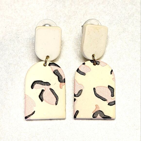 Costume jewelry off white dangle earrings with pink & black animal print - Picture 1 of 4